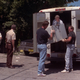 La policía requisando el congelador del apartamento de Dahmer. AP